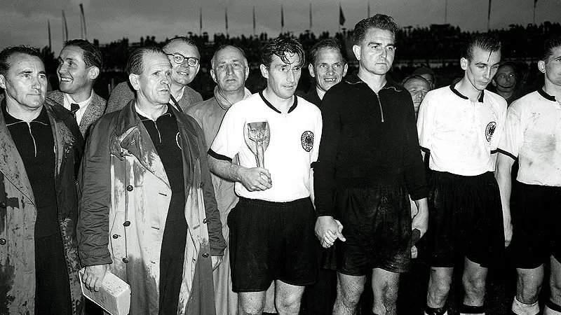 Trận đấu đấu bóng đá hấp dẫn Hungary – Tây Đức năm 1954